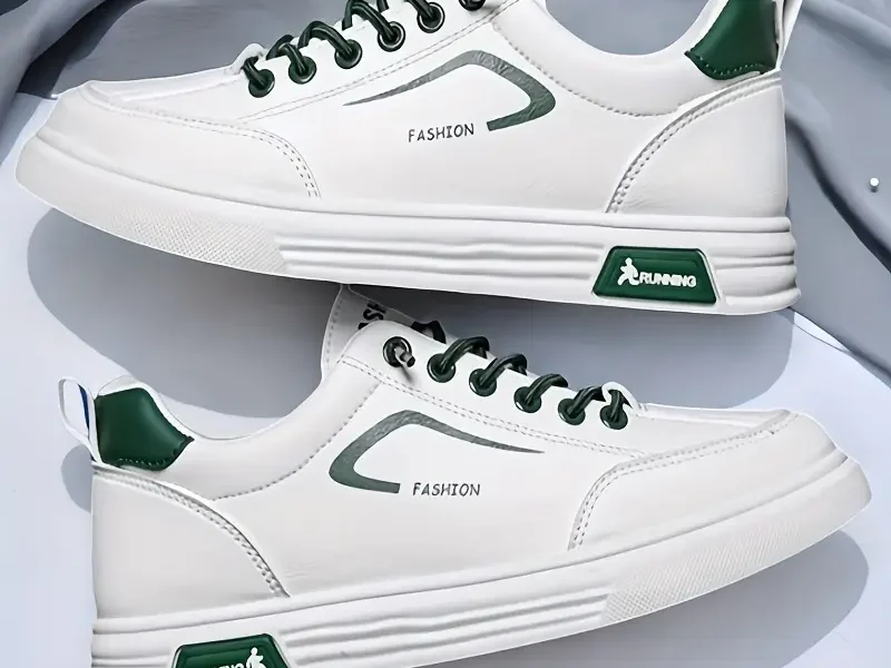 თეთრი სპორტული ბოტასები მწვანე დეტალებით